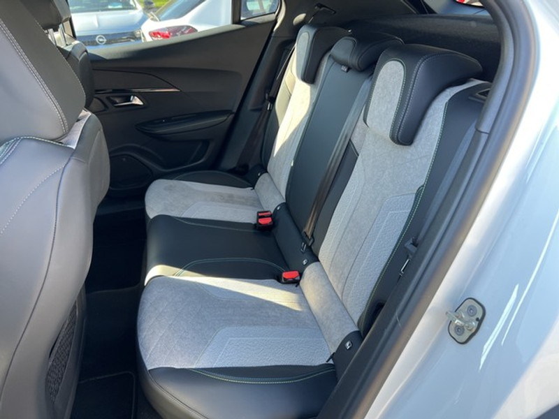 Peugeot e-2008 GT PACK ELEKTROMOTOR 136 GT — photo 15