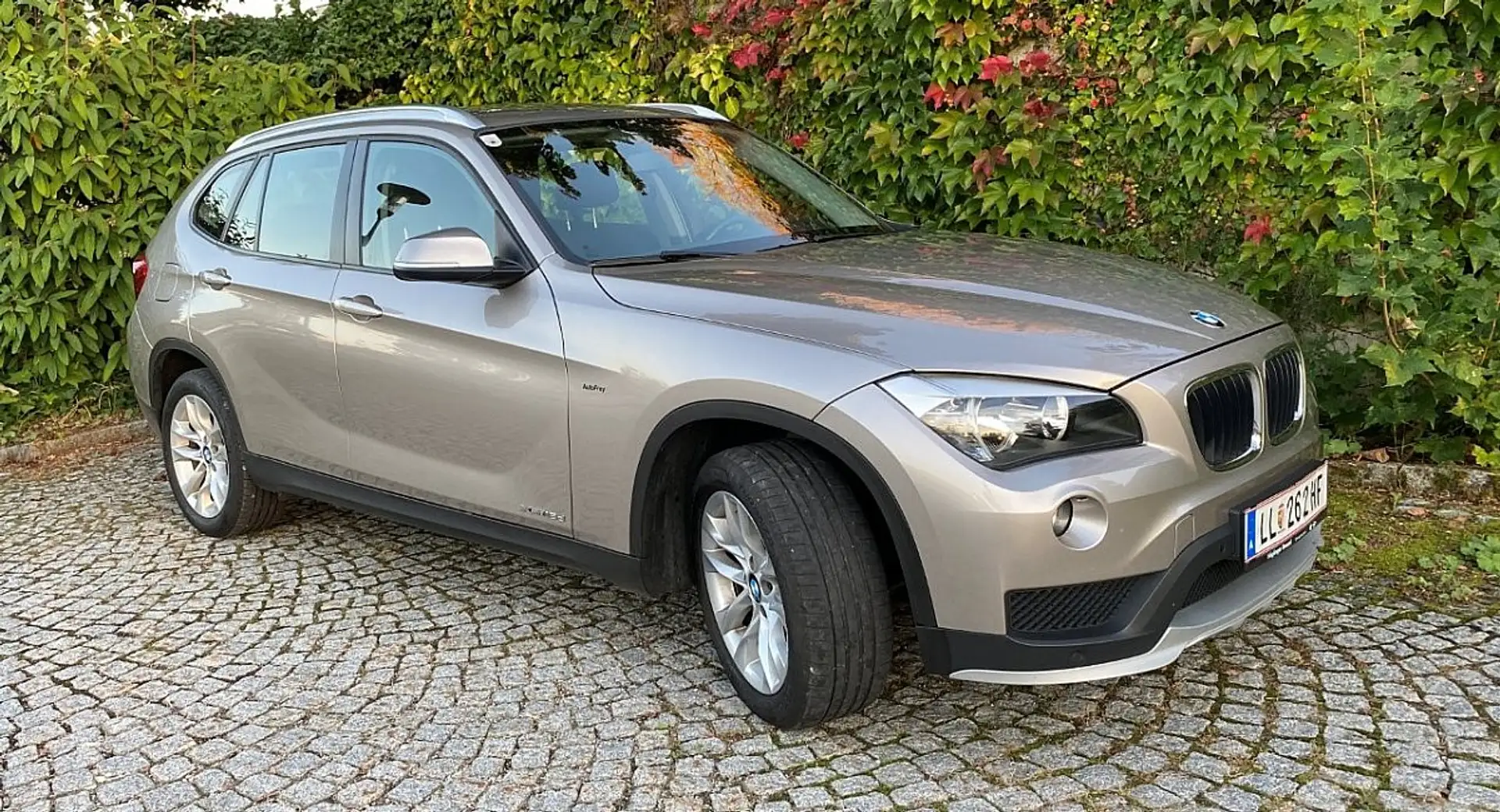 BMW X1 xDrive18d Österreich Paket Grau - 1