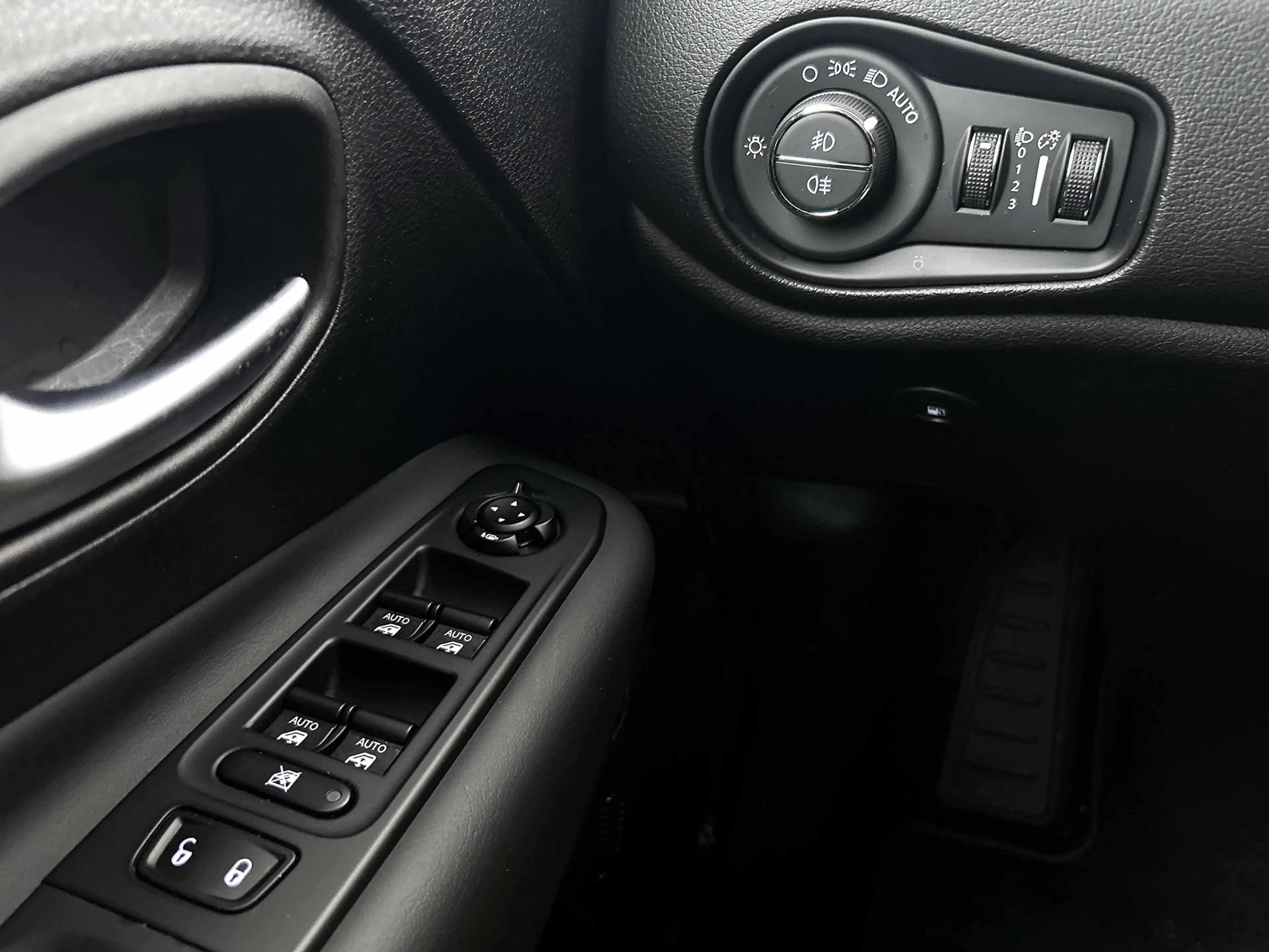 Jeep Renegade 4xe 240 Plug-in Hybrid Electric S | Camera | Adapt — photo 29