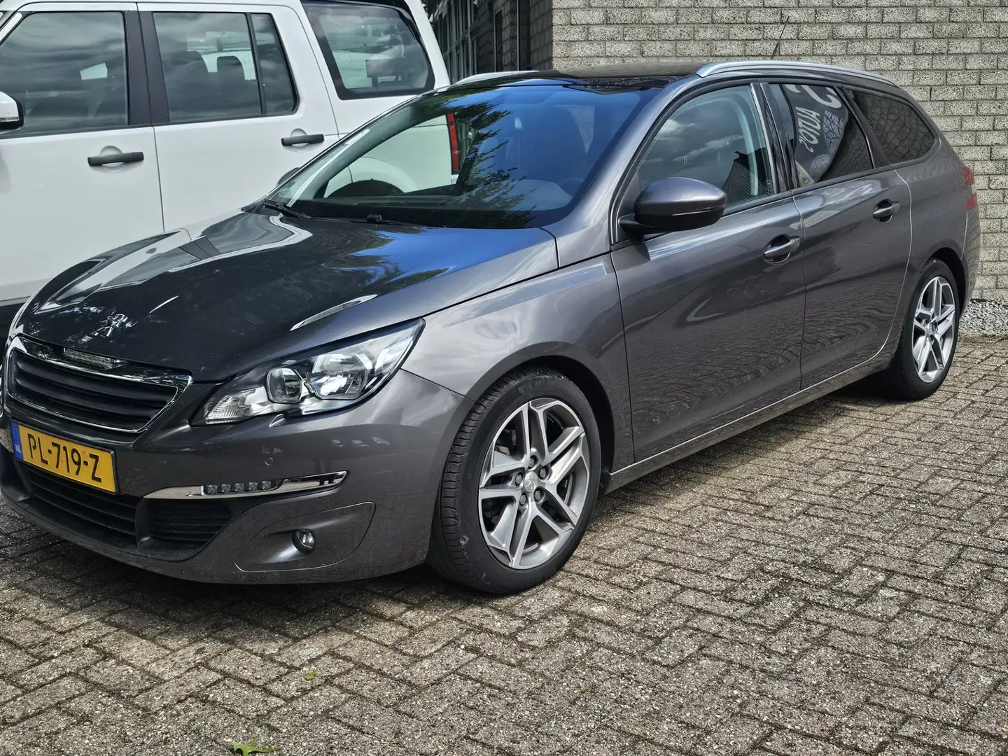 Peugeot 308 SW 1.2 PureTech Blue Lion Pano-dak/Trekhaak Grijs - 1