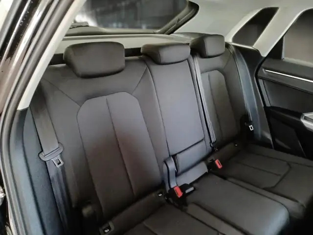 Audi Q3 view 11