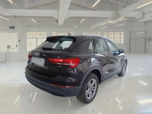 Audi Q3 view 4