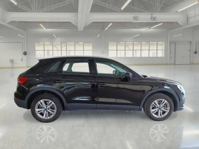 Audi Q3 view 3