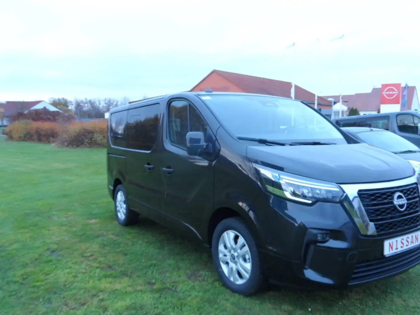 Nissan Primastar L1H1 2,7t Tekna Schwarz - 2