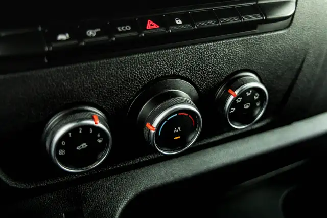 Opel Movano view 12