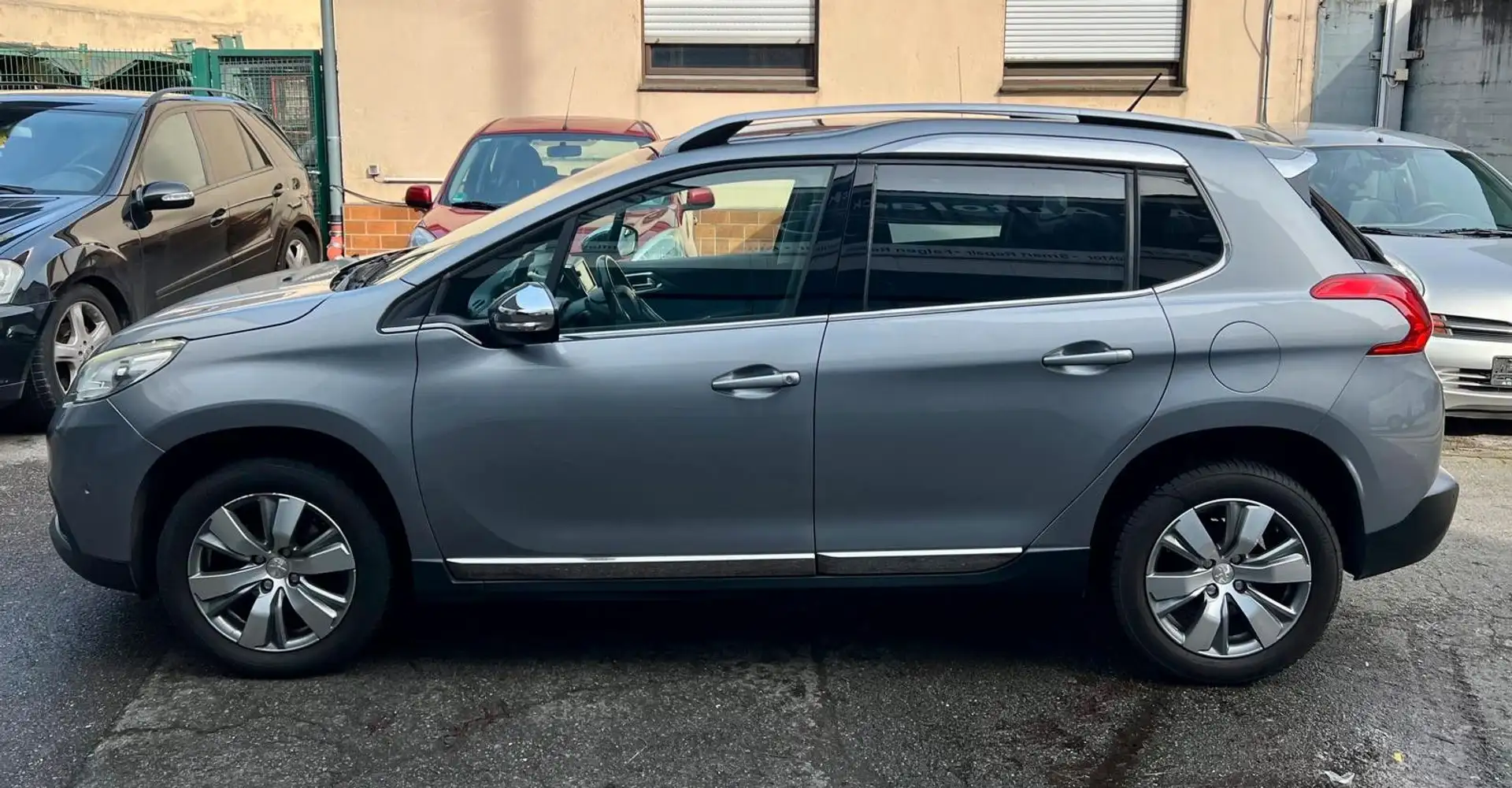 Peugeot 2008 Allure*NAVI*PANO*KLIMA*SHZ*LEDER*Temp.*LED* Gris - 2