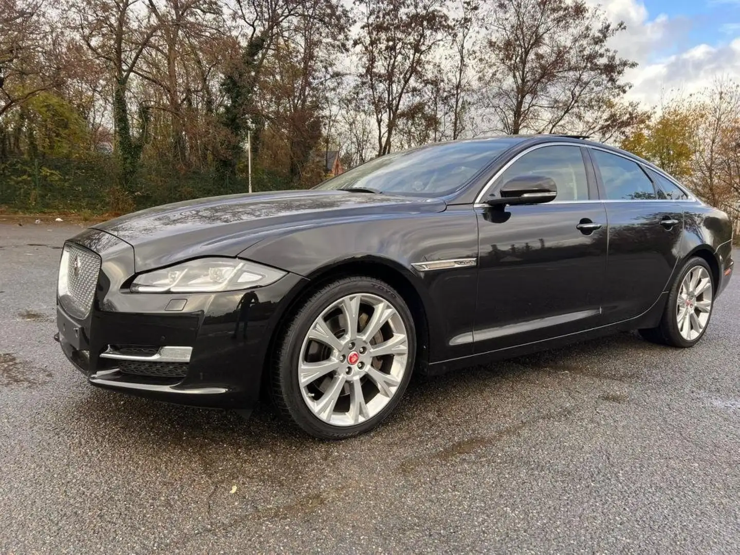 Jaguar XJ 3.0 D V6 Luxury (EU6d) Zwart - 1