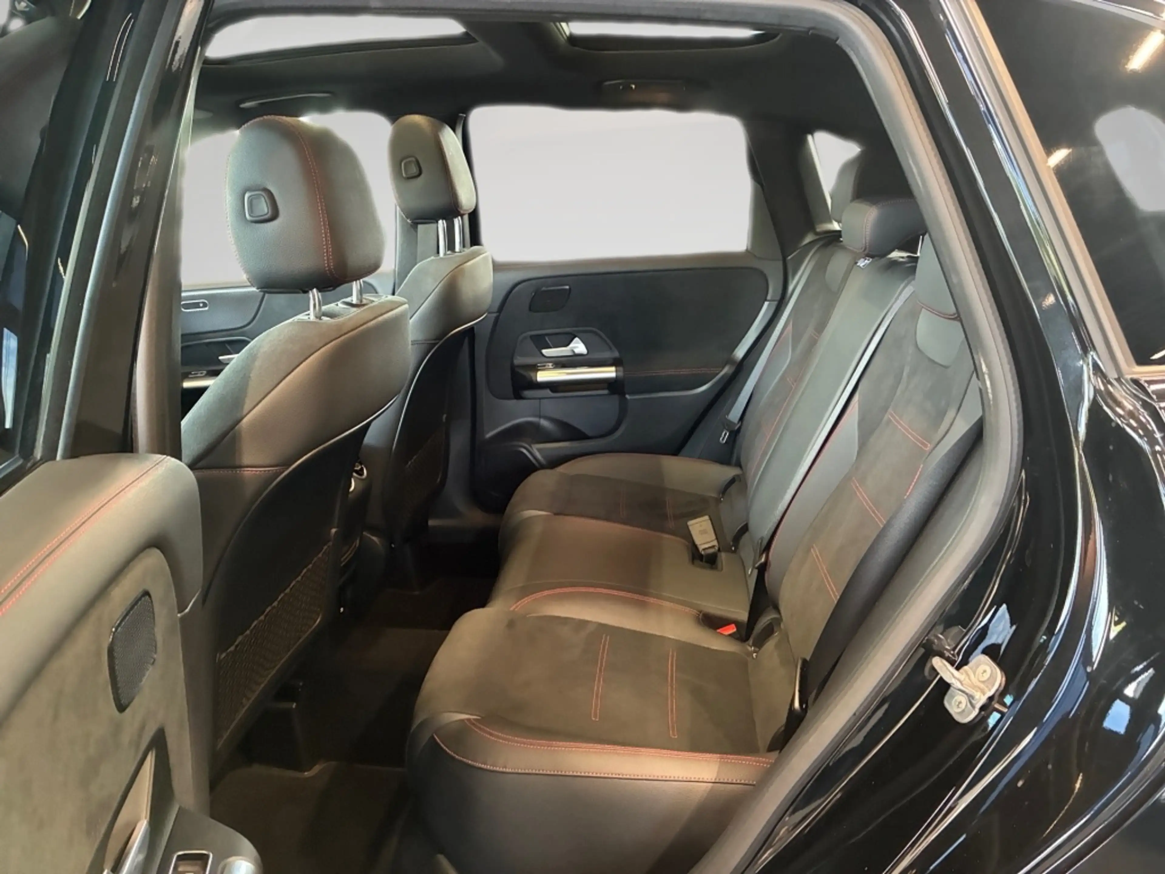Mercedes-Benz B 220 d AMG NIGHT 360 NAVI PANO LKRDHZG AHK SHZ — photo 9
