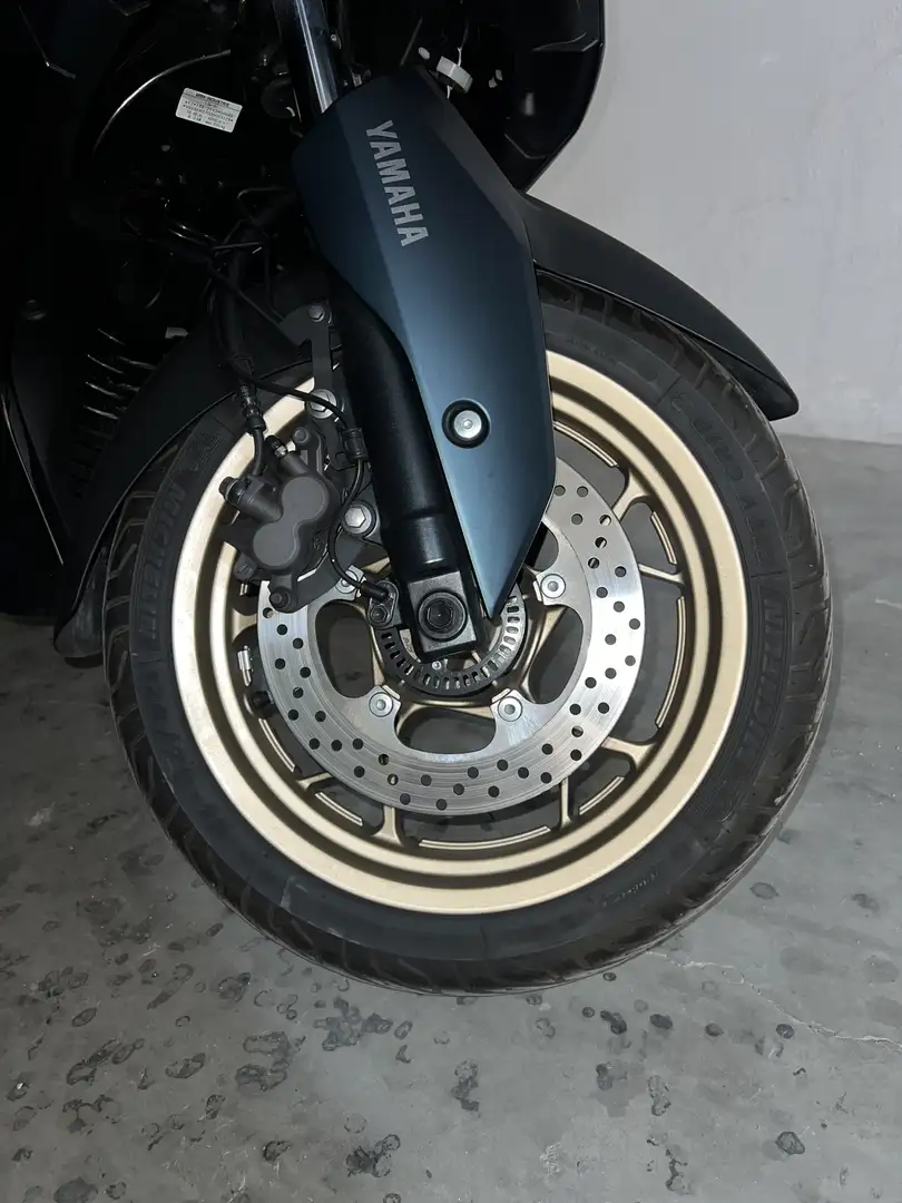 Yamaha X-Max 125 Puńos Calefactables, Posapies Aluminio, Cargador - 1