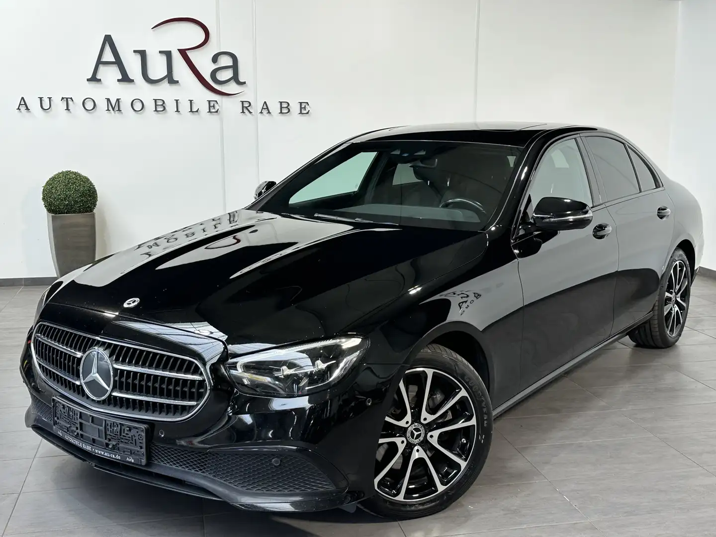 Mercedes-Benz E 300 4M Avantgarde NAV+LED+AHK+BURMESTER+PANO Negru - 2