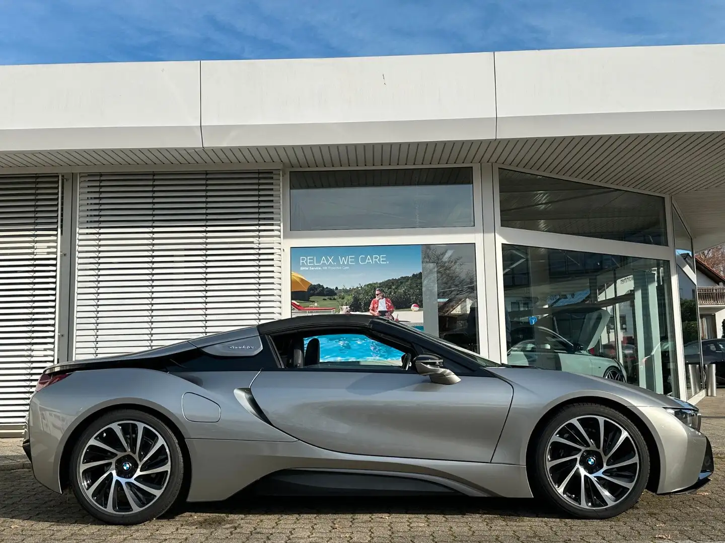 BMW i8 Roadster + Navi+Laser+Klimaauto.+HarmanKardon Grau - 2