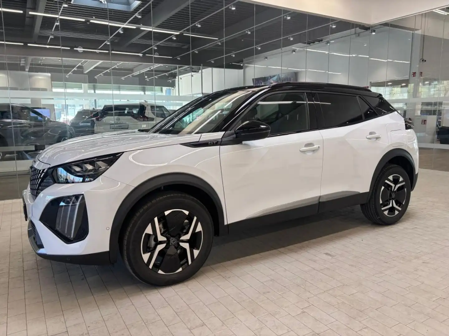 Peugeot 2008 PureTech 130 EAT8 GT AUTOMATIK PDC v+h KLIMAAUTOm. Weiß - 1