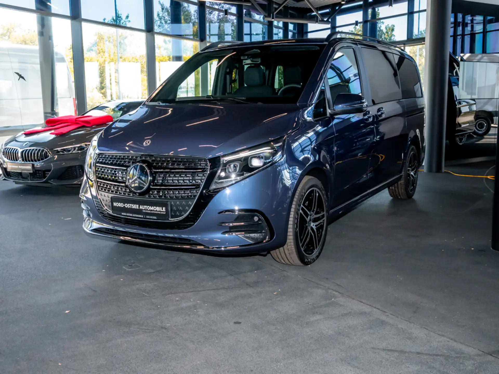 벤츠 Mercedes-Benz V 300 d STYLE LANG AMG+EASY-PACK+DISTR.+360°-KAM 2026 네이비 사진 7