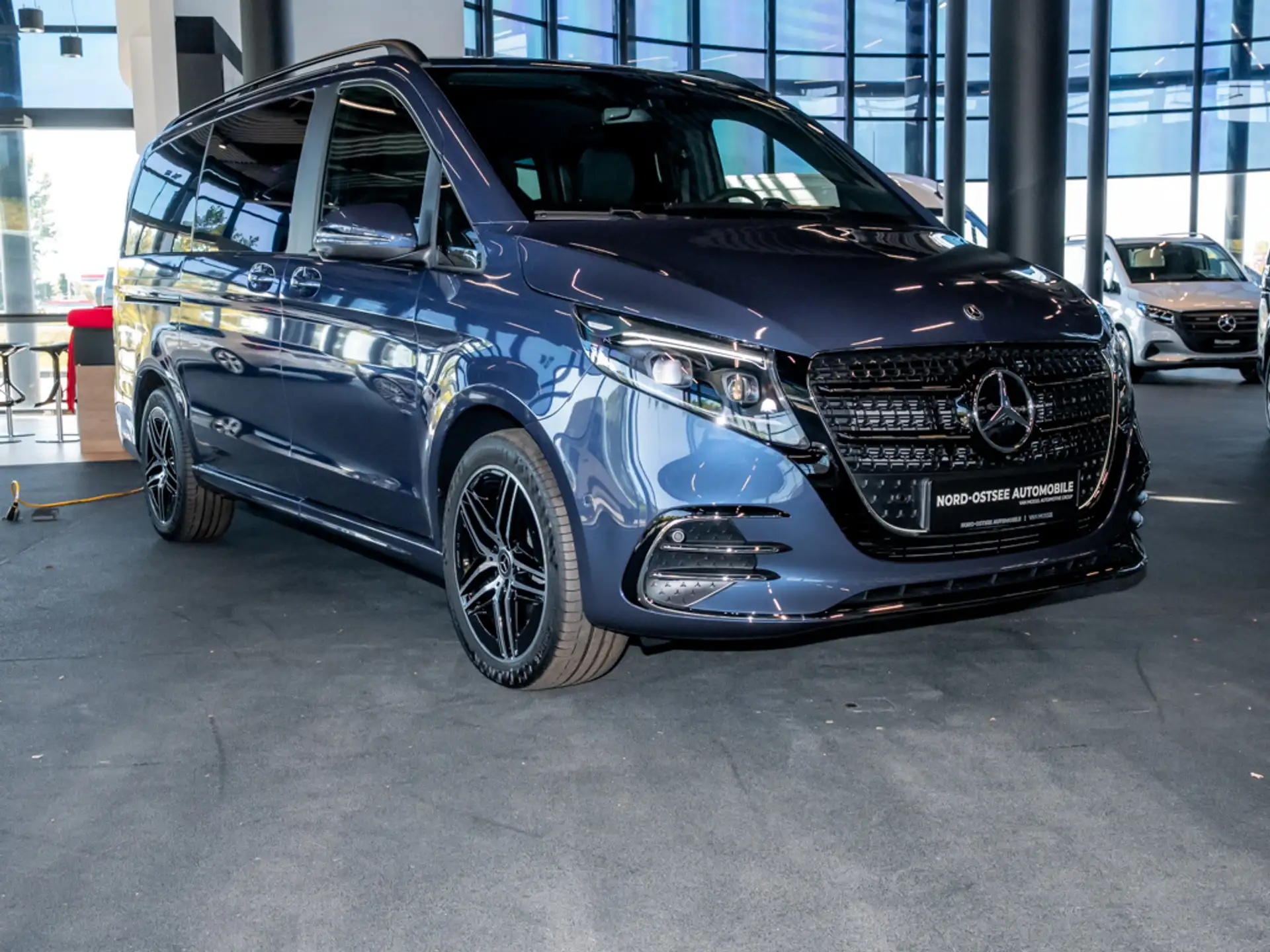 벤츠 Mercedes-Benz V 300 d STYLE LANG AMG+EASY-PACK+DISTR.+360°-KAM 2026 네이비 사진 4