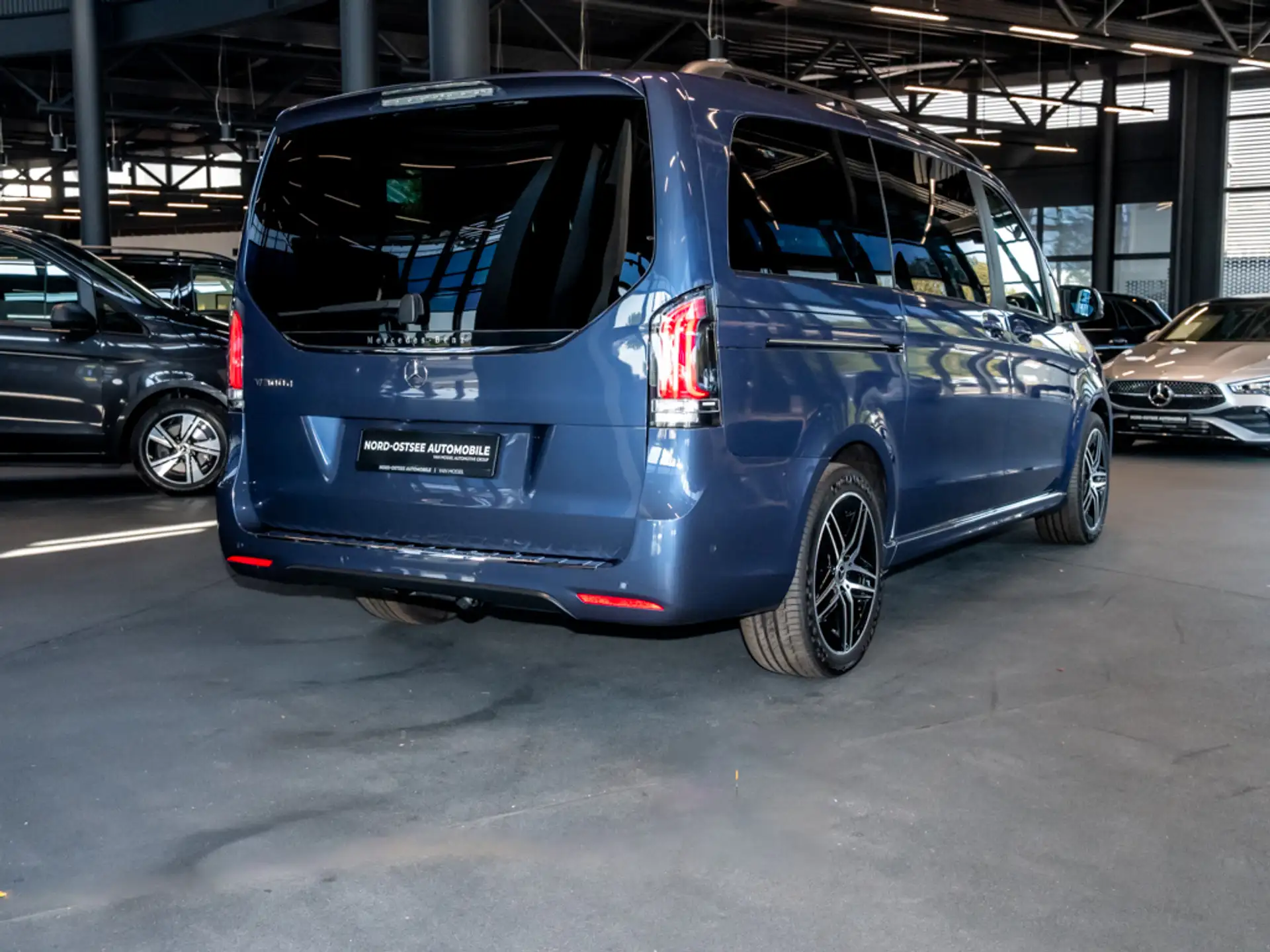 벤츠 Mercedes-Benz V 300 d STYLE LANG AMG+EASY-PACK+DISTR.+360°-KAM 2026 네이비 사진 5