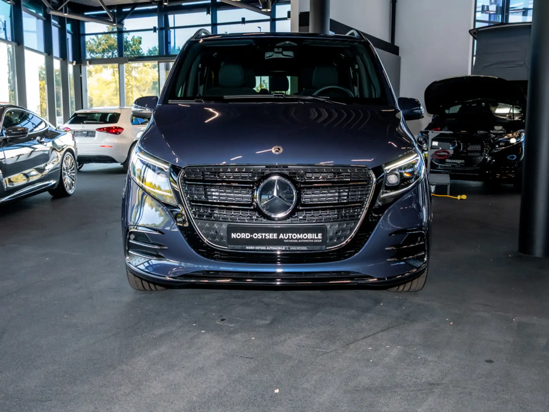 벤츠 Mercedes-Benz V 300 d STYLE LANG AMG+EASY-PACK+DISTR.+360°-KAM 2026 네이비 사진 3