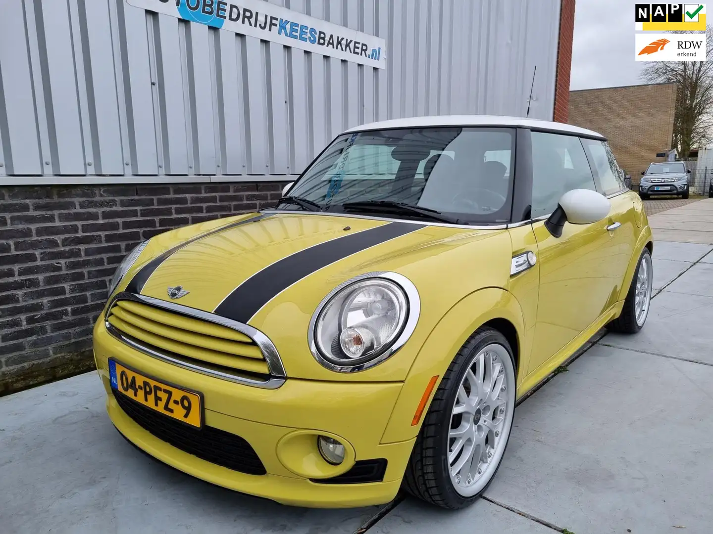 MINI Cooper Mini 1.6 Business Line / Pano / Airco / mooie kleu Geel - 1