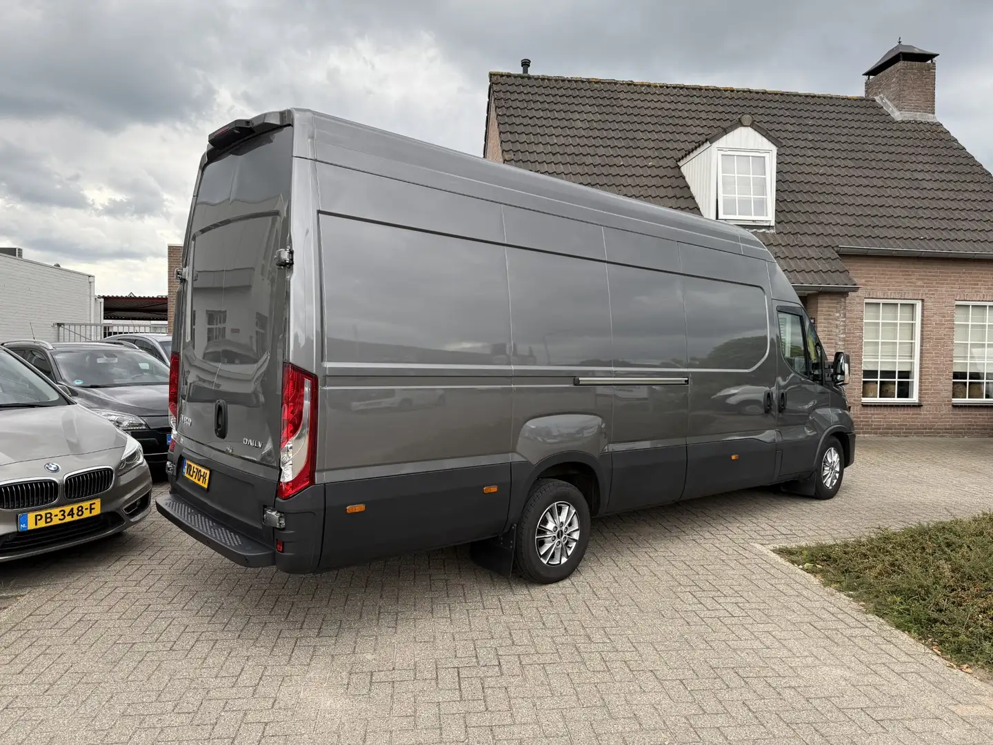 Iveco Daily 35S18HV 3.0 Aut. 180pk L4/H3 Clima Navi ACC LED 16 Grijs - 2
