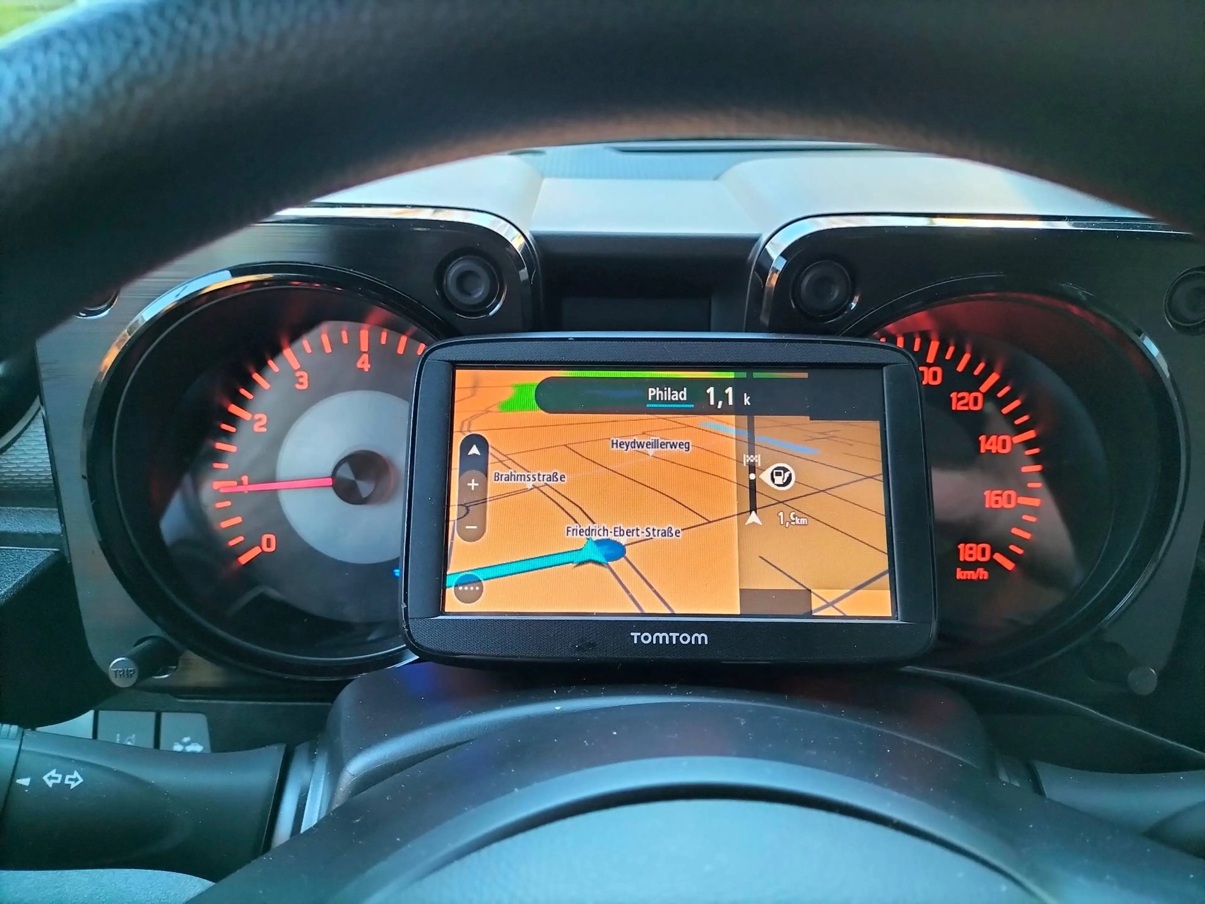 Suzuki Jimny "Horizon-Edition" wie NEU, NAVI, sehr viel Zubhör — photo 9
