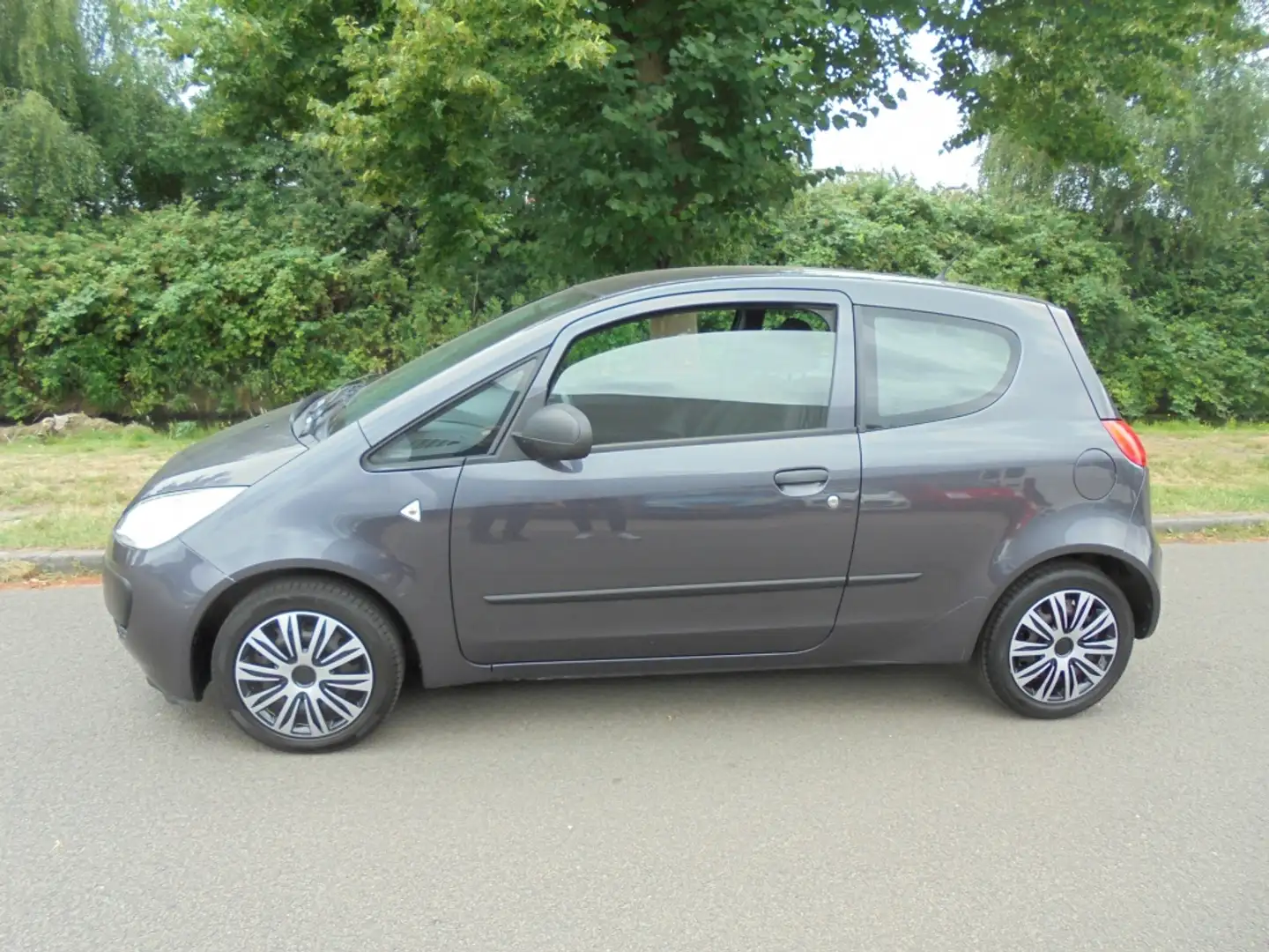 Mitsubishi Colt 1.3 Inform Gris - 2
