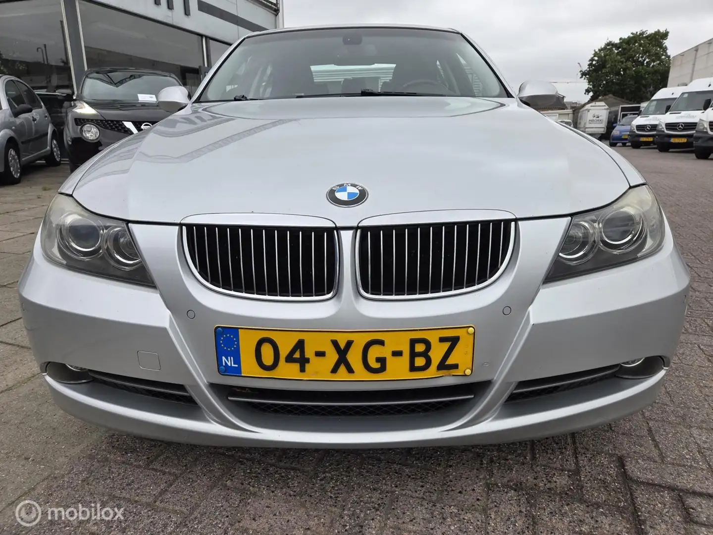 BMW 330 3-serie 330xi High Executive Aut/Leder/Nav/Xenon/S Grijs - 2