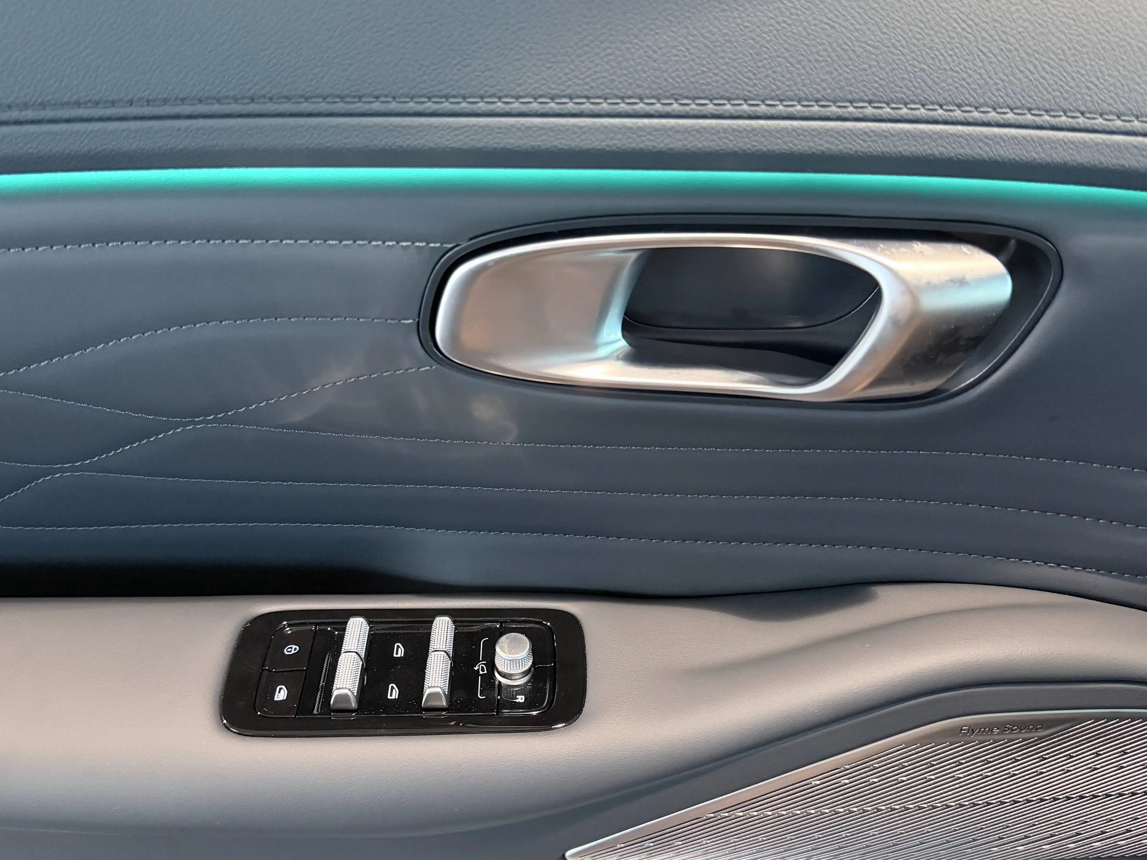 Geely Starray EM-i 136KM EV / Panorama, Head-Up, 360 Camera, Sound System, Full Led — photo 13
