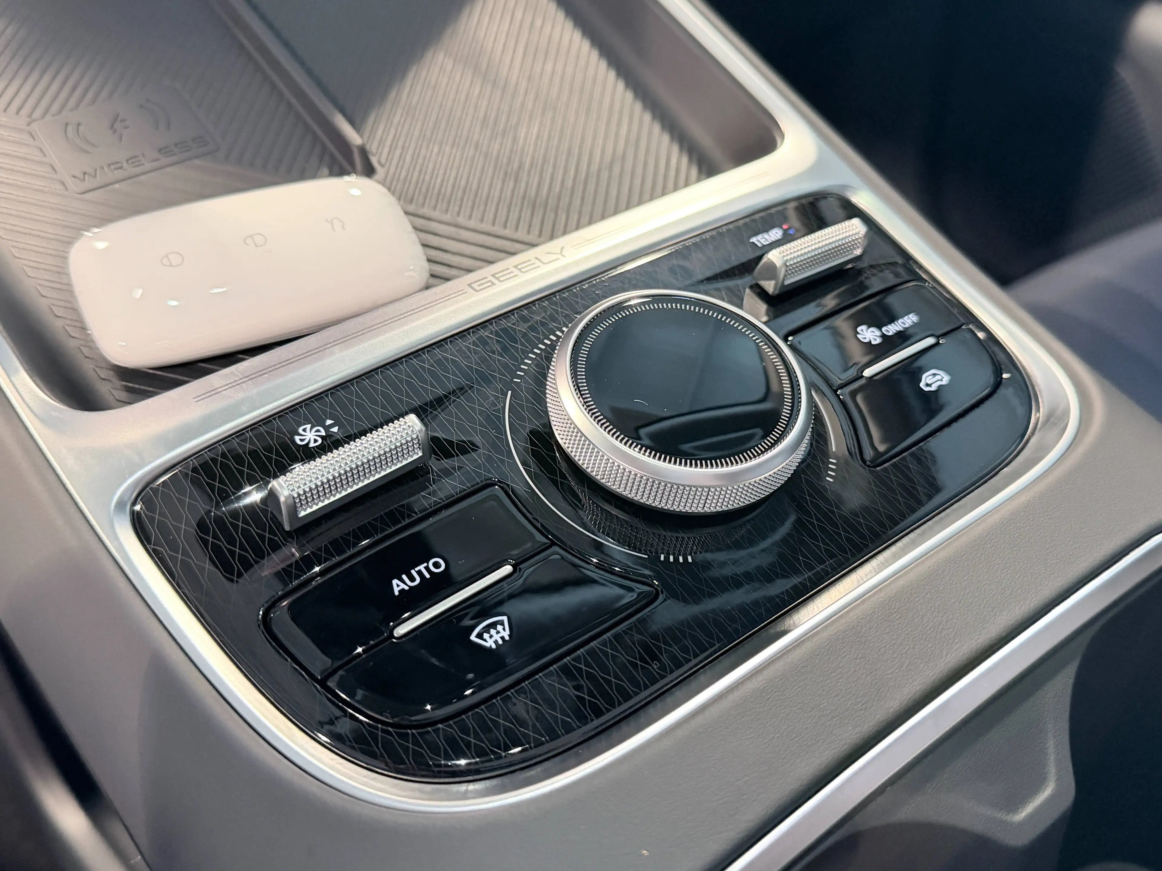 Geely Starray EM-i 136KM EV / Panorama, Head-Up, 360 Camera, Sound System, Full Led — photo 14