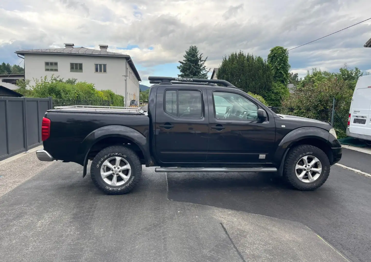 Nissan Navara Schwarz - 1