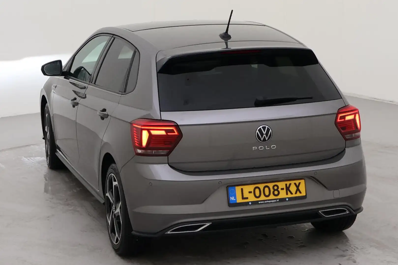 Volkswagen Polo 1.0 TSI 2x R-Line / AUTOMAAT/ PANO/ CAMERA/ LED/ D Grijs - 2