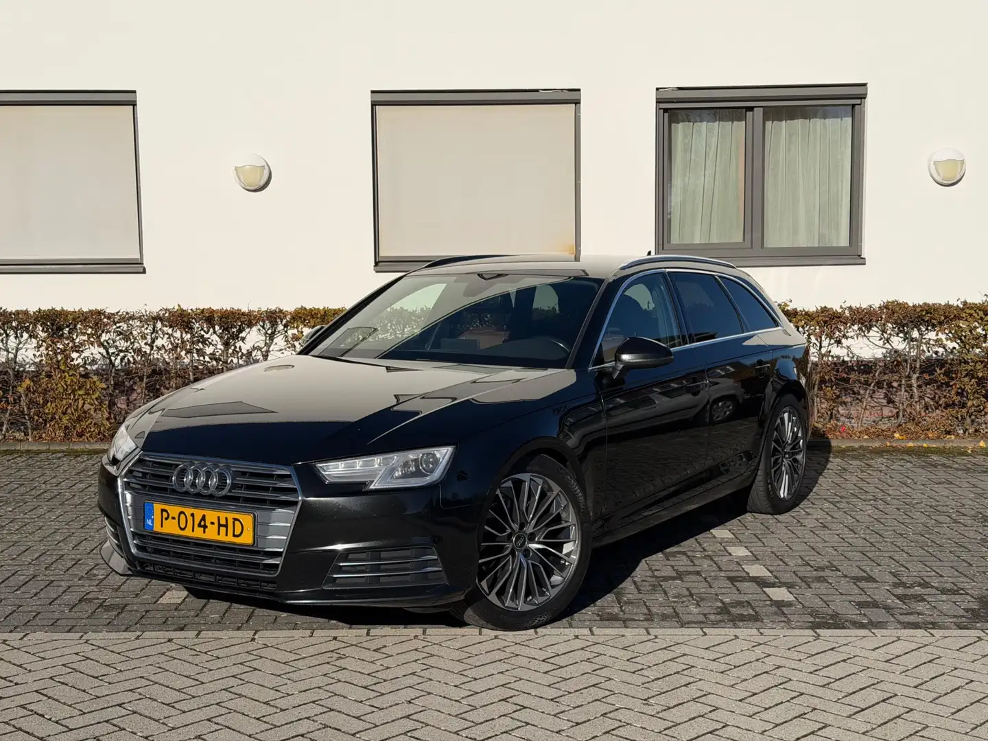 Audi A4 Avant 2.0 TDI ultra Design Pro Line Plus APK 2017 Zwart - 1