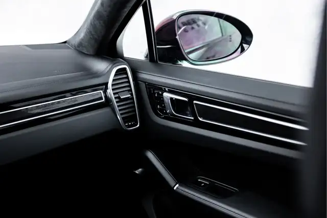 Porsche Cayenne view 27