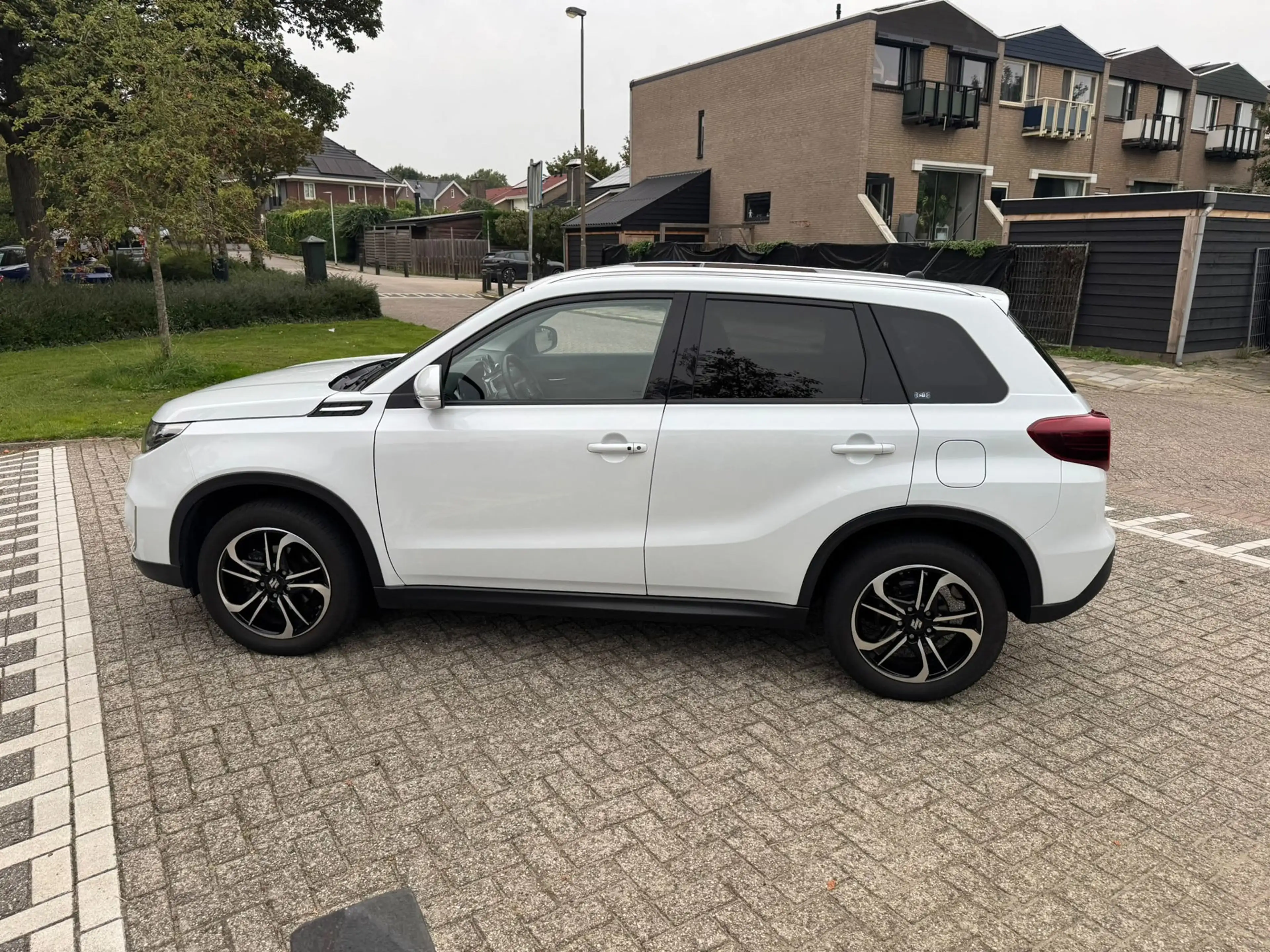 Suzuki Vitara 1.5 Hybrid Style — photo 8