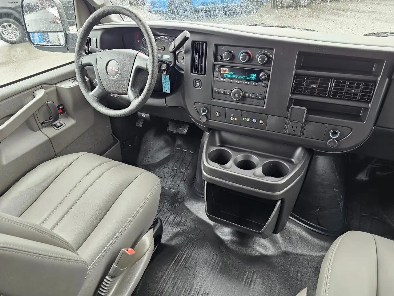 GMC Savana снимка GMC Savana