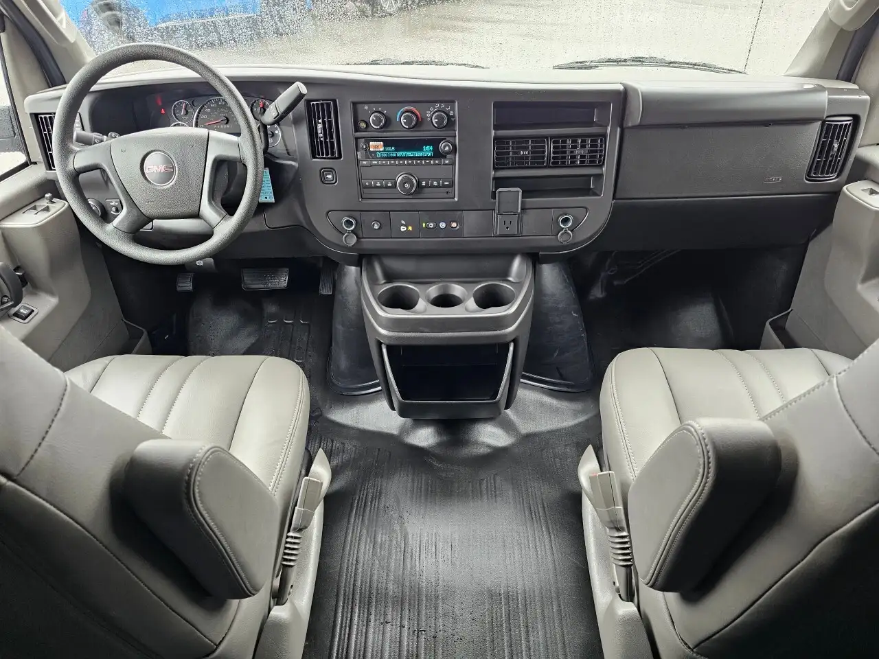 GMC Savana снимка GMC Savana