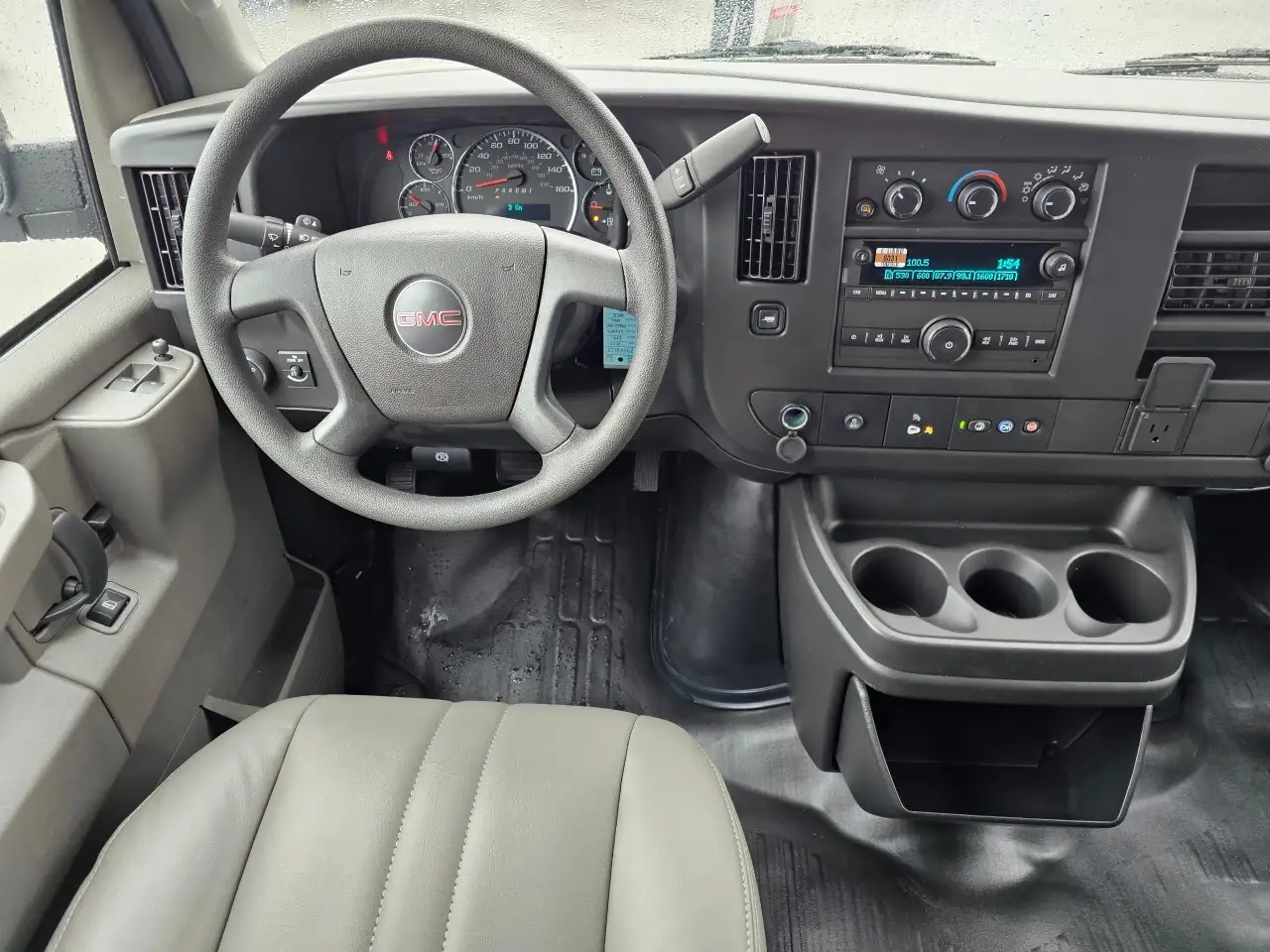 GMC Savana снимка GMC Savana
