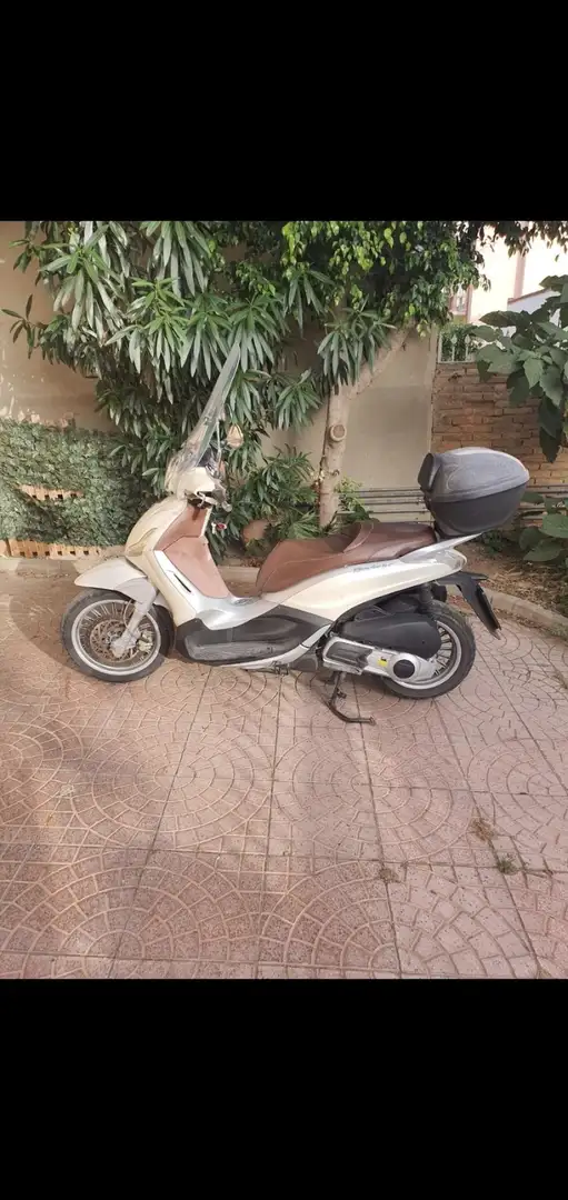 Piaggio Beverly 300 Bronze - 2