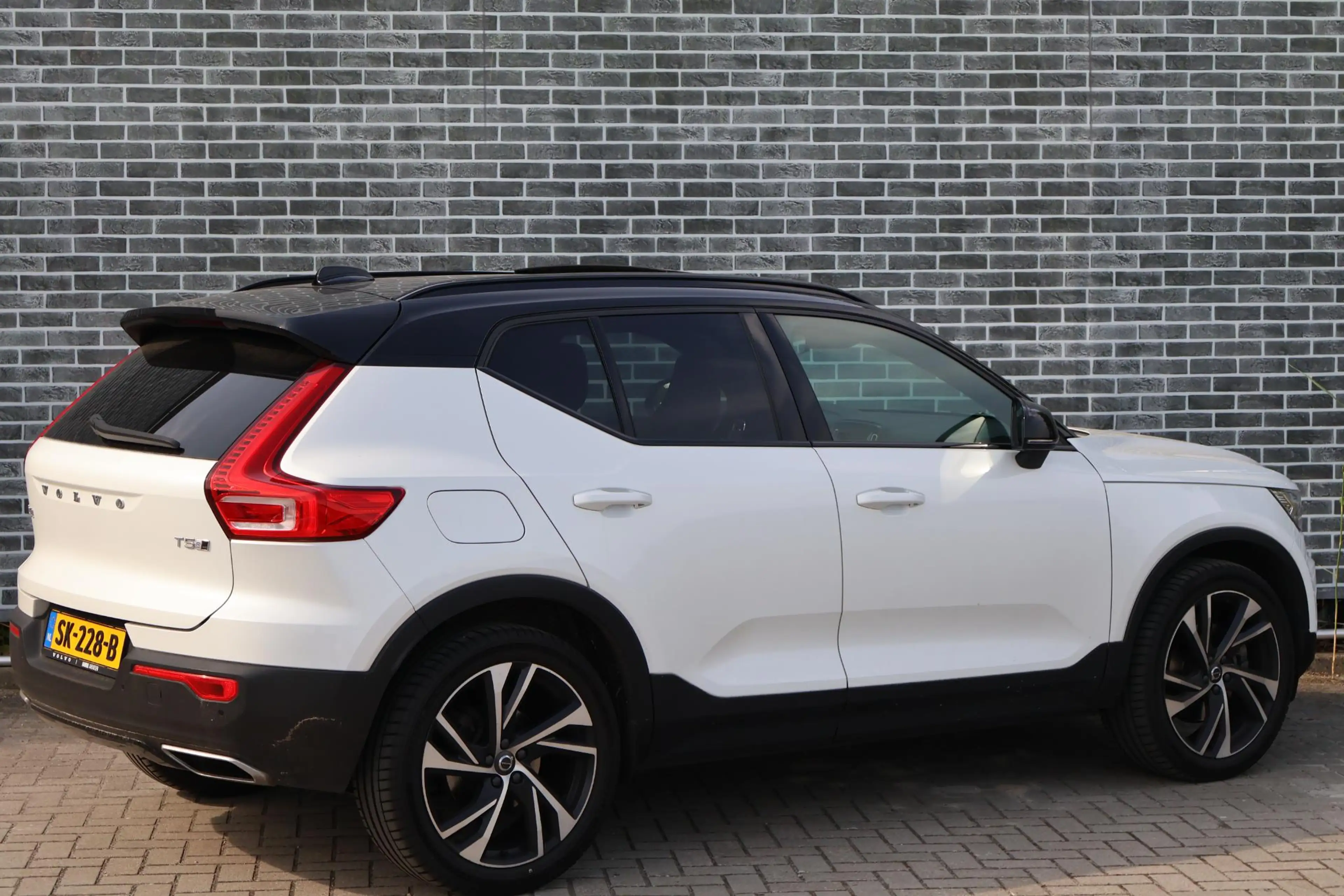 Volvo XC40 2.0 T5 AWD R-Design Intro Edition | Trekhaak | Two — photo 4