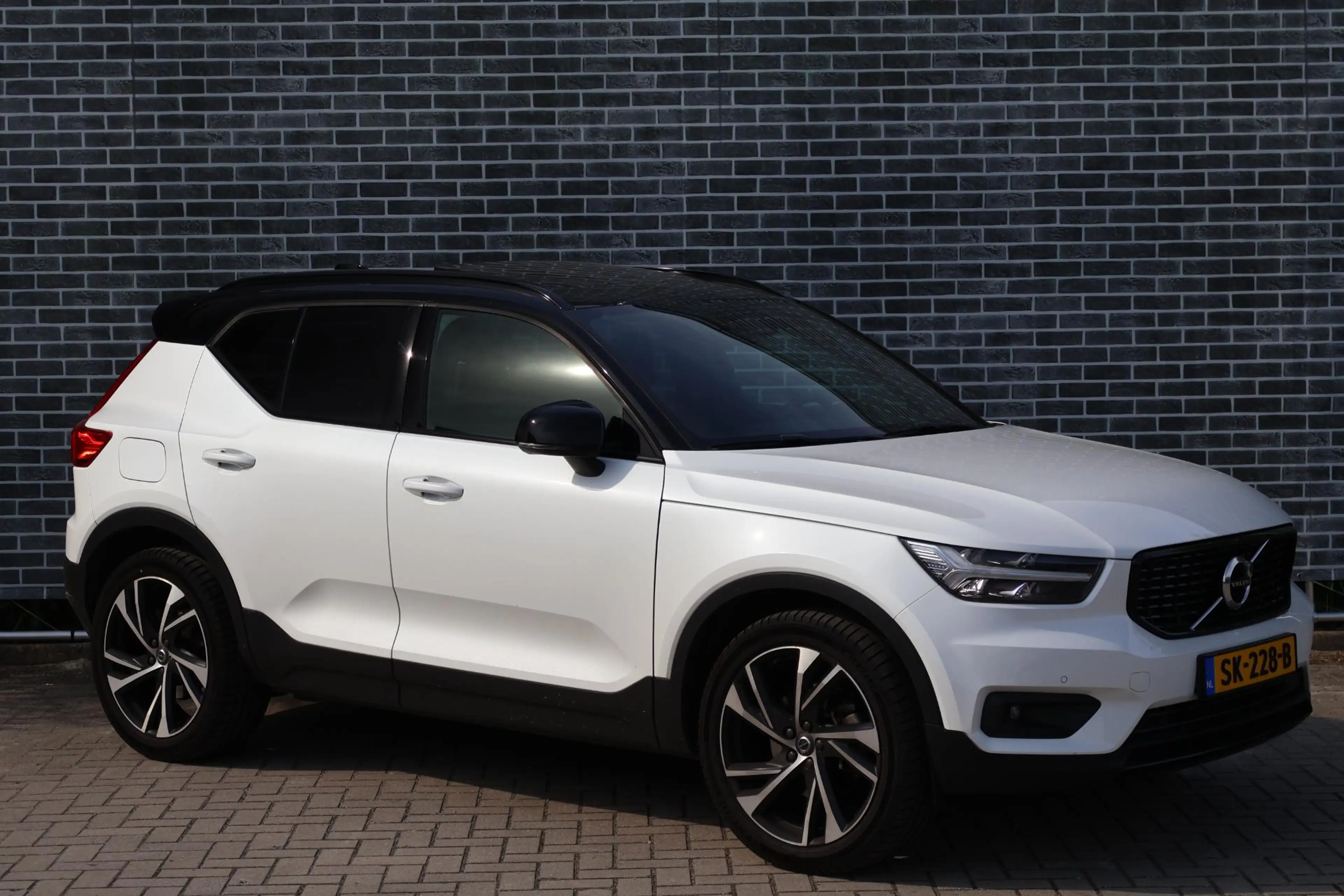 Volvo XC40 2.0 T5 AWD R-Design Intro Edition | Trekhaak | Two — photo 2