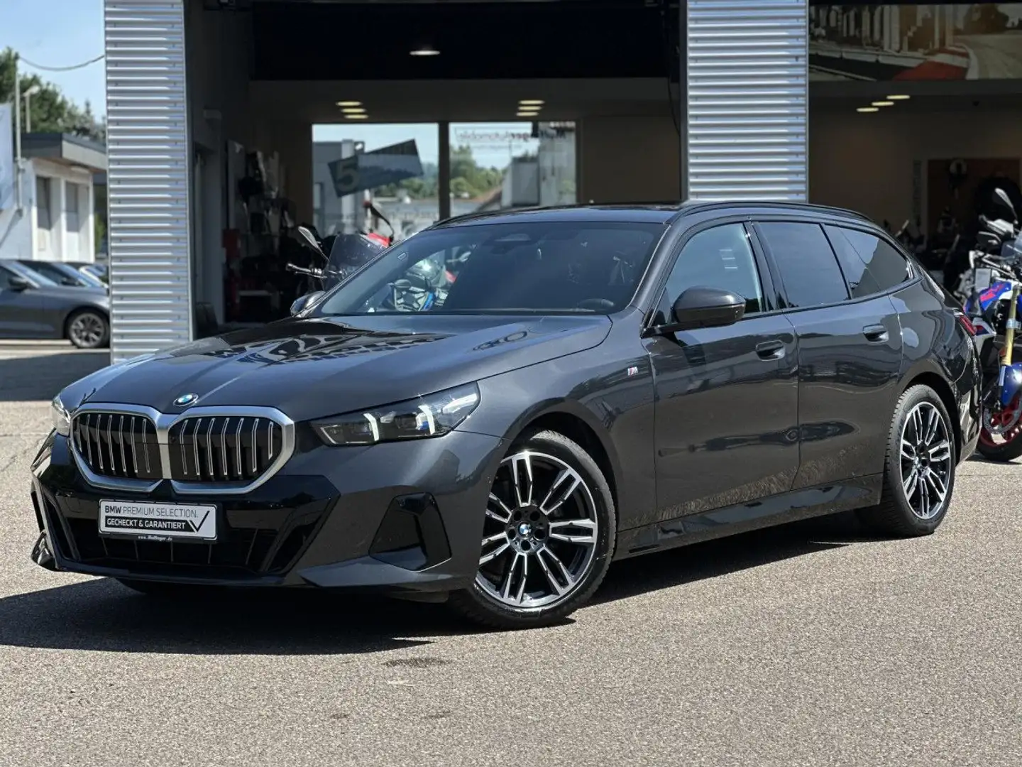 BMW 520 d T. xDr. M Sport Standh.SurView.HUD ACC AHK Grau - 2