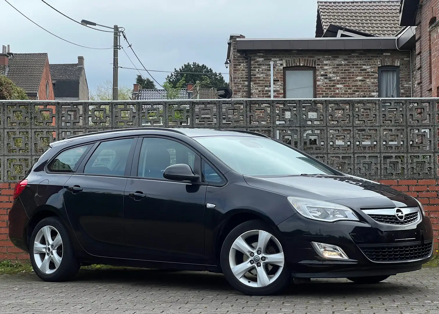 Opel Astra 1.6i Sports Tourer - Prêt à immatriculer Noir - 1