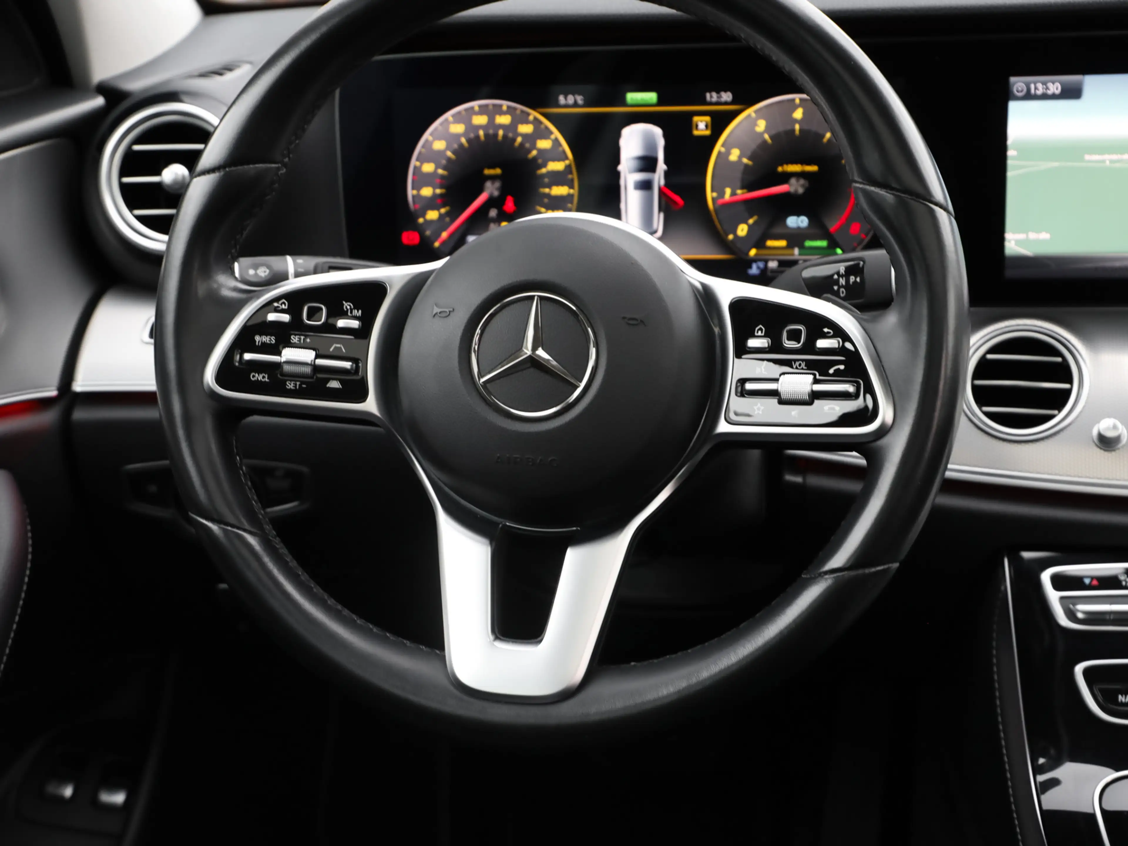Mercedes-Benz E 200 T Avantgarde 4Matic Standheizung PanoSD — photo 11
