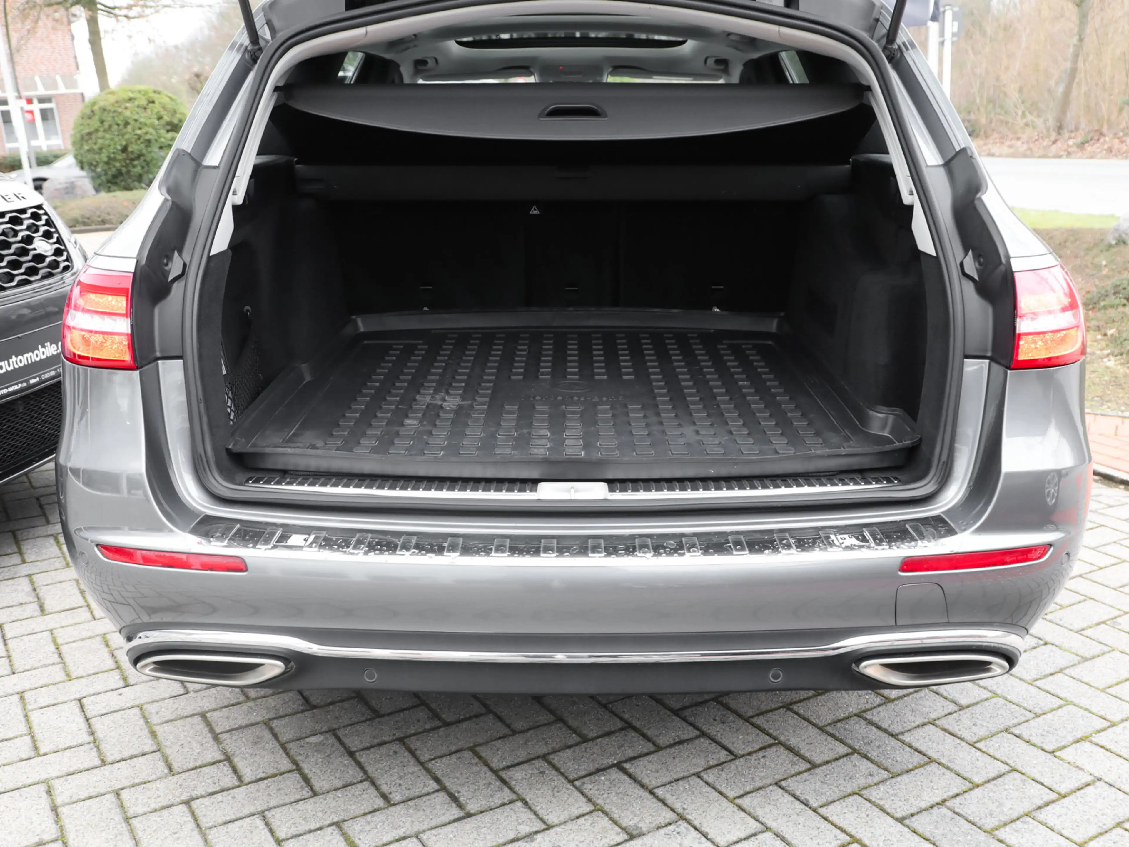 Mercedes-Benz E 200 T Avantgarde 4Matic Standheizung PanoSD — photo 9