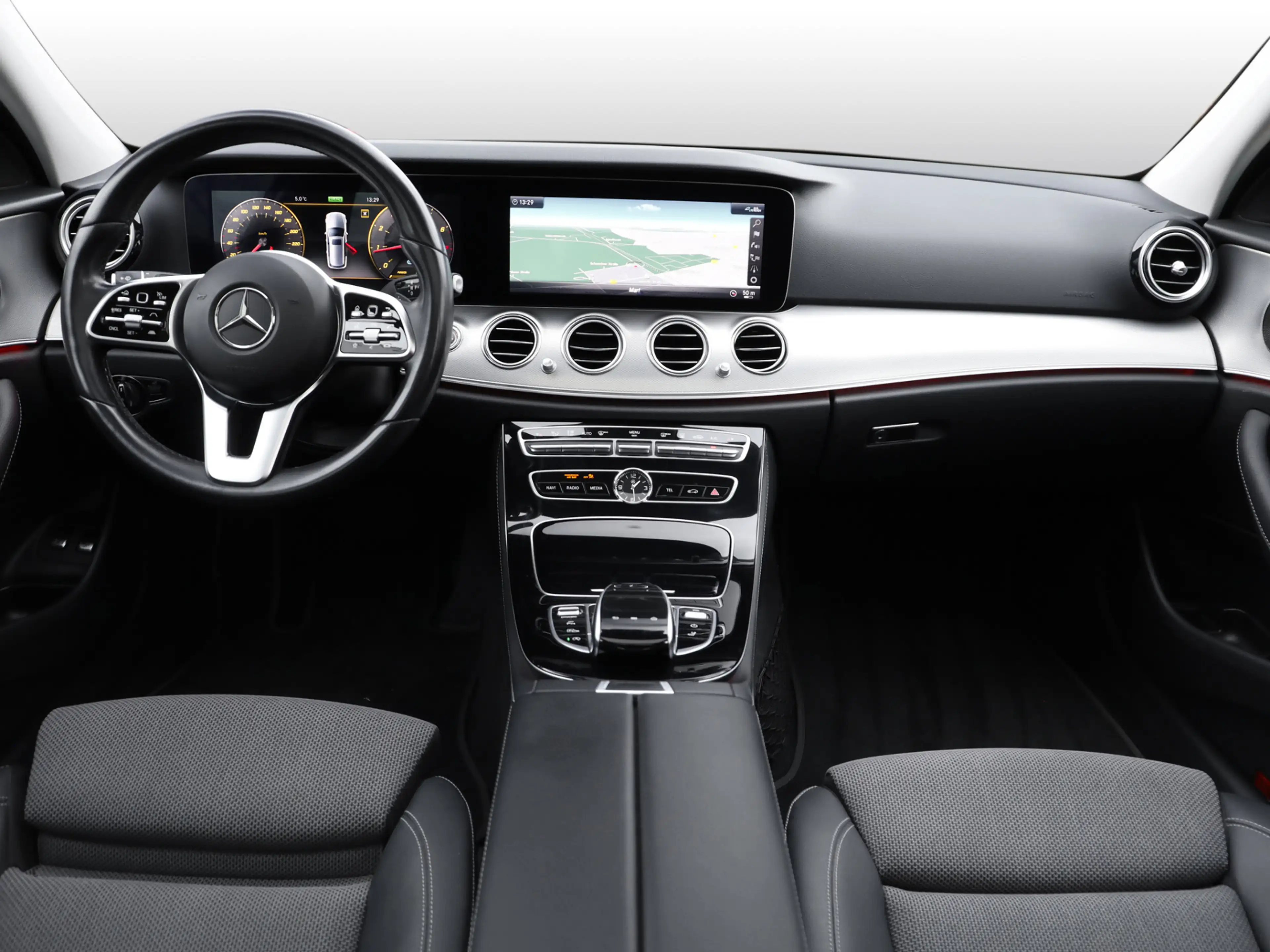 Mercedes-Benz E 200 T Avantgarde 4Matic Standheizung PanoSD — photo 5