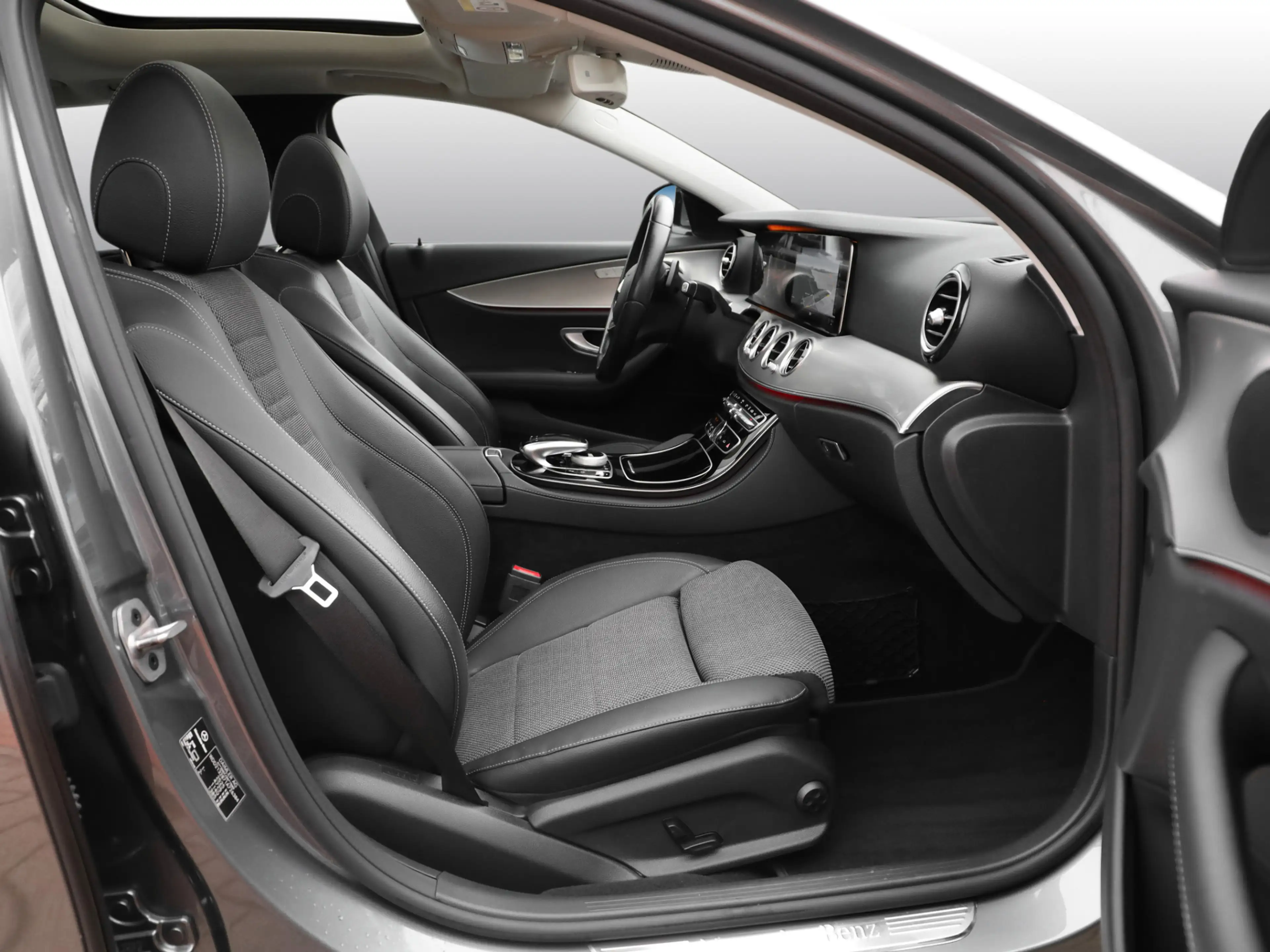 Mercedes-Benz E 200 T Avantgarde 4Matic Standheizung PanoSD — photo 3
