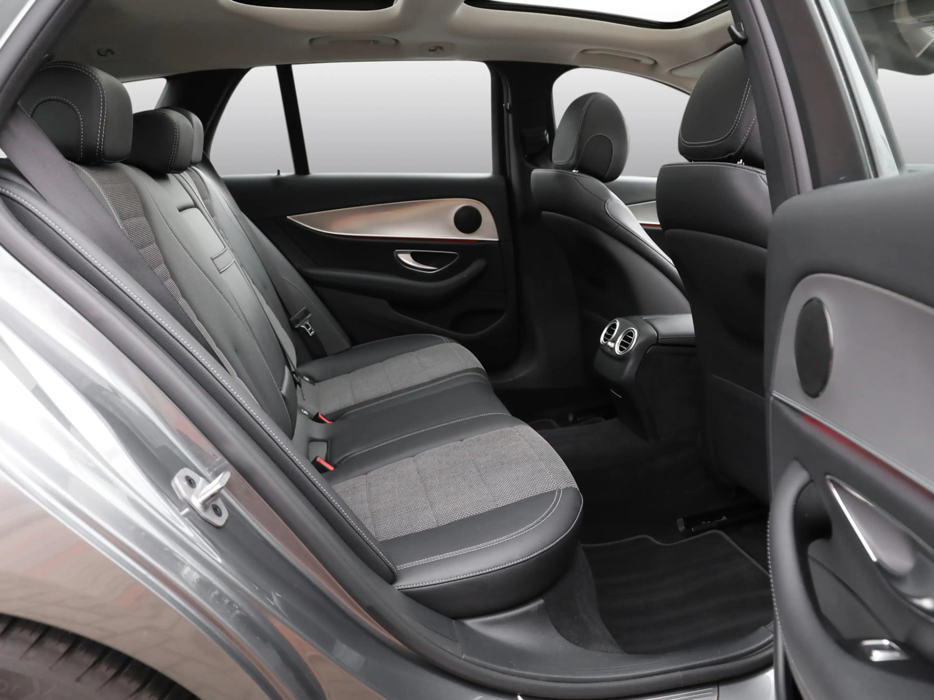 Mercedes-Benz E 200 T Avantgarde 4Matic Standheizung PanoSD — photo 4
