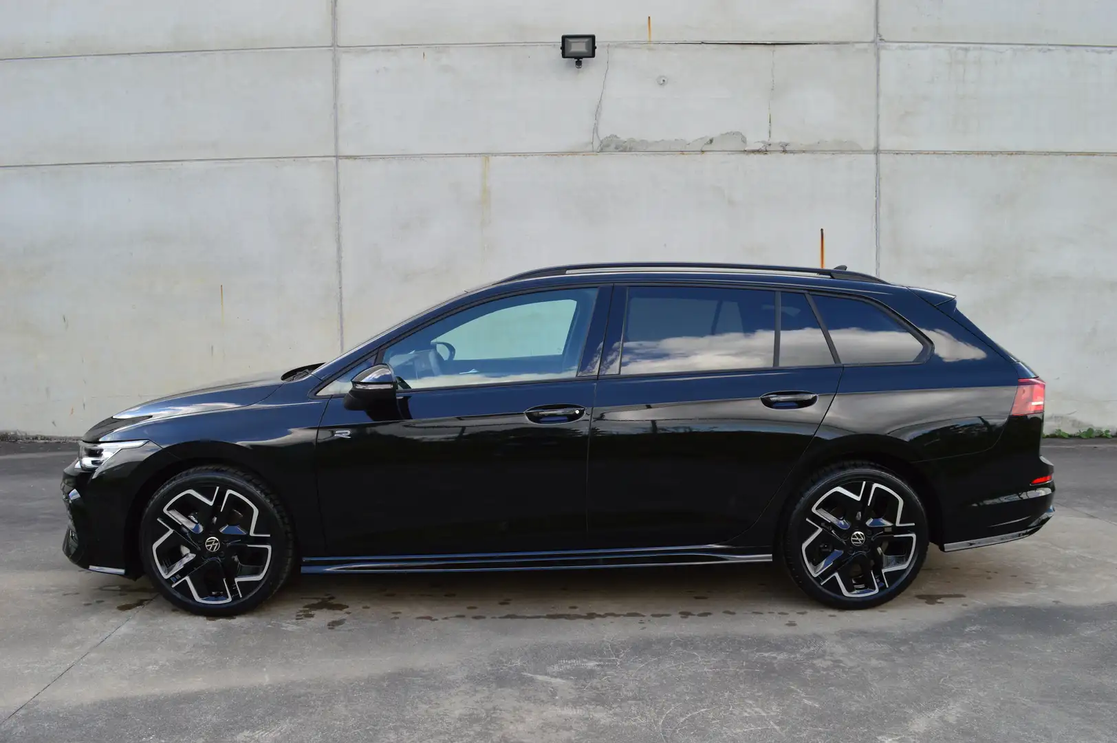 Volkswagen Golf Variant R-Line 1.5 TSI 150Pk / CARPLAY / LED / VW / CAMERA Zwart - 2