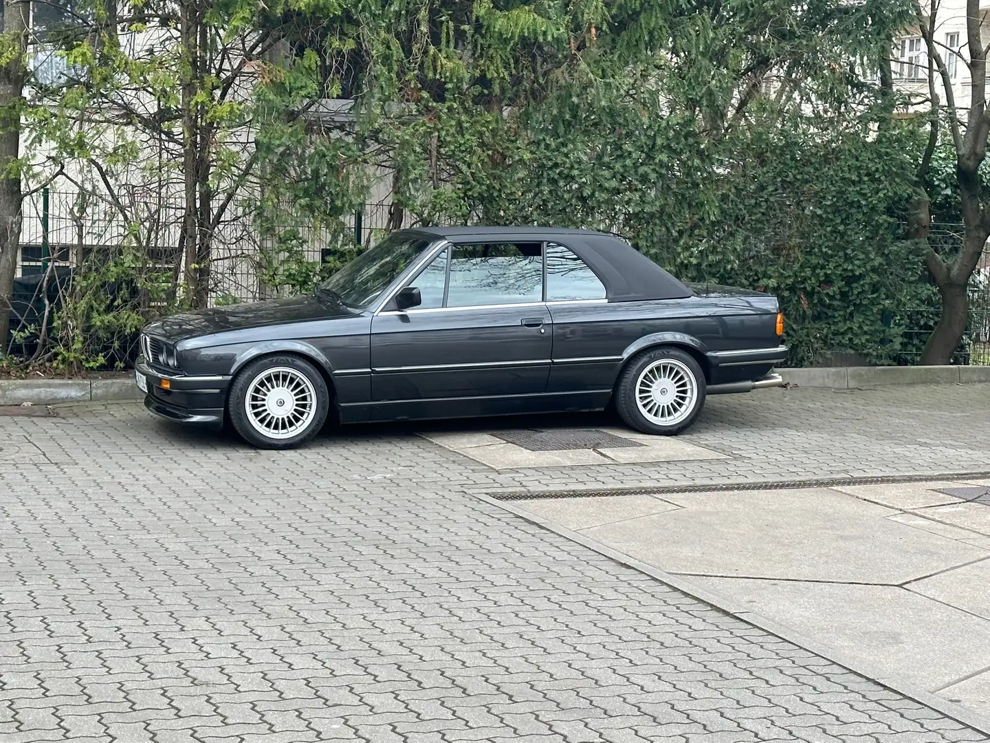 BMW 320 320i Schwarz - 1