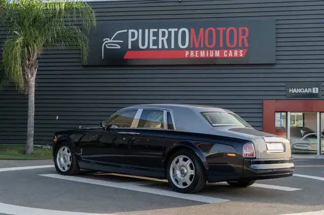 Rolls-Royce Phantom view 4