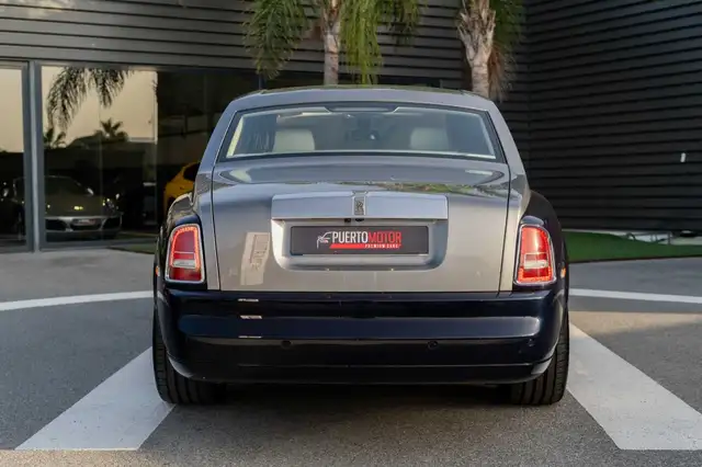 Rolls-Royce Phantom view 5