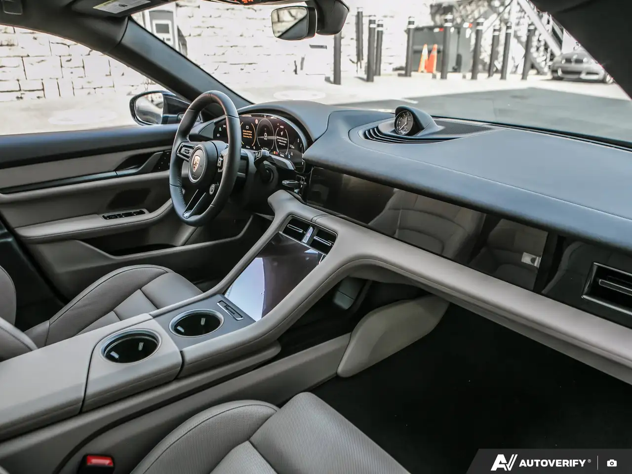 Porsche Taycan снимка Porsche Taycan
